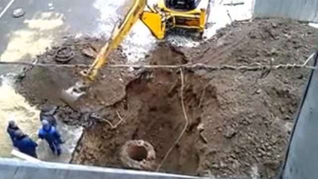 Раскопки колодца экскаватором смотреть онлайн