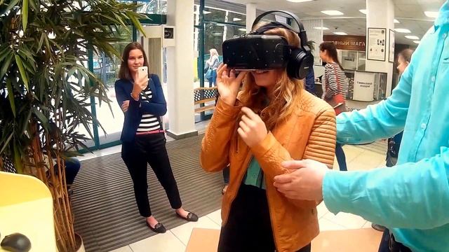 Девушка весело проводит время в Oculus Rift=) Атракцион виртуальной реальности Пермь смотреть онлайн