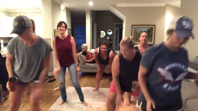 Tennessee moms master the “Git Up” dance смотреть онлайн