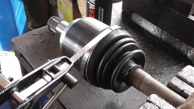 Затяжка ленточного хомута шруса специальным приспособлением ВАЗ