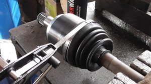 Затяжка ленточного хомута шруса специальным приспособлением ВАЗ