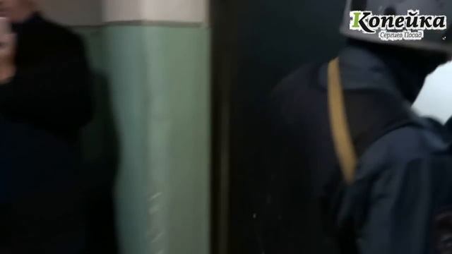 Полицейские вынесли из квартиры Трофимова несколько коробок с компьютерами и видеокамерами смотреть онлайн