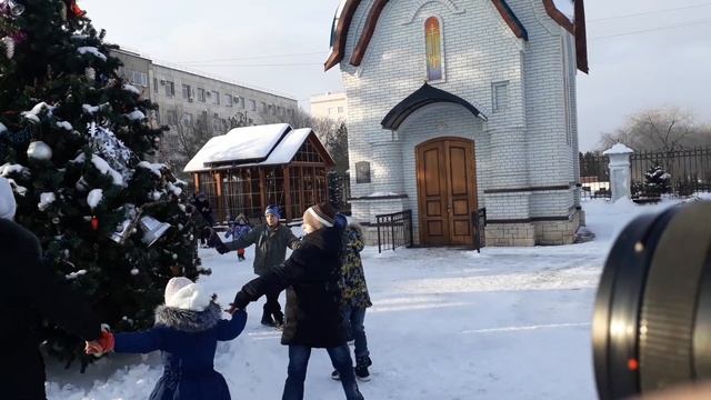 Хоровод у Елки в храме Святой Троицы смотреть онлайн