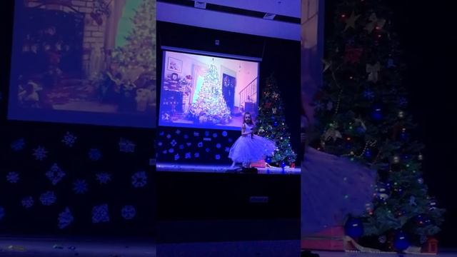 Серебристые снежинки- новогодняя песня от Лизы Лименко (7 лет) смотреть онлайн