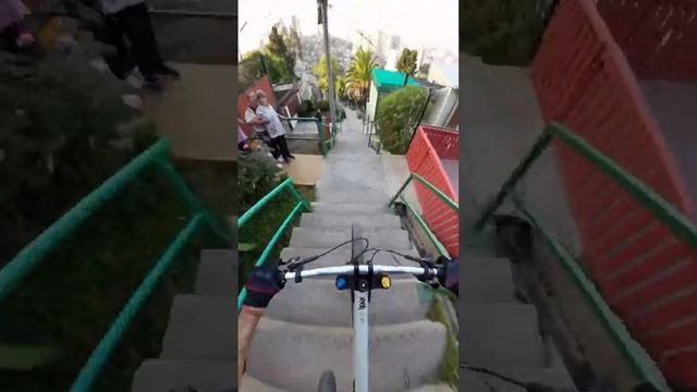 Экстремальный спуск по лестнице на велобайке смотреть онлайн