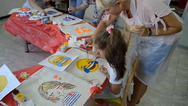 Рисование и игра в шахматы. Детский центр ТАПИТОШКА смотреть онлайн