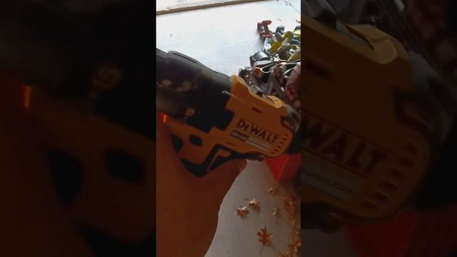 DeWalt DCD777 20V Cordless Drill Demo смотреть онлайн
