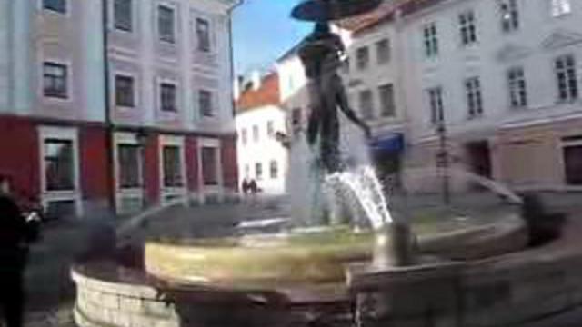  TARTU - Фонтан "Целующиеся студенты" смотреть онлайн