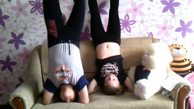 CHELLENGE-- кто дольше простоит на голове с подругой