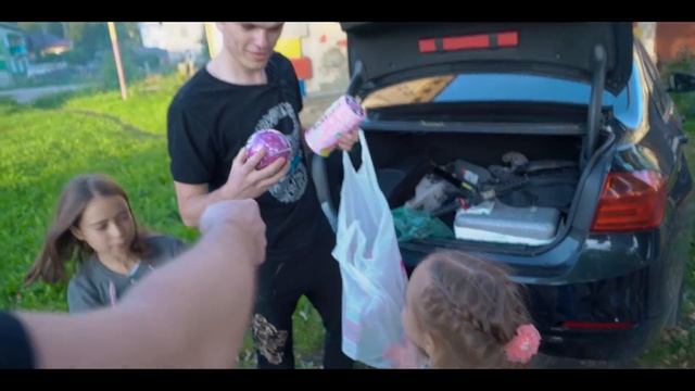 ОДНА РАСТИТ 9 ДЕТЕЙ #2 | ВЫЖИВАНИЕ МЕСЯЦ НА 1000 РУБЛЕЙ | ПОДАРКИ детство смотреть онлайн