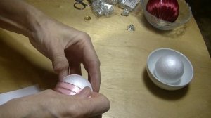 НОВОГОДНИЕ ШАРЫ ИЗ АТЛАСНЫХ ЛЕНТ))) ШАРЫ НА ЁЛКУ МАСТЕР КЛАСС)))