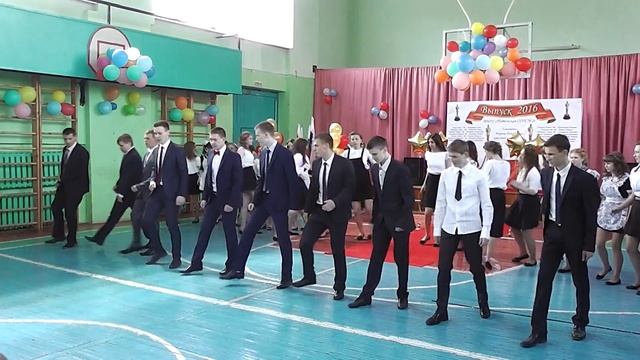 Подарок выпускников-2016 (11-й класс, СОШ № 2) родной школе! Тотьма, 21 мая 2016 года. смотреть онлайн