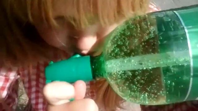 Аня делает смертельный номер с бутылкой сифон)) смотреть онлайн