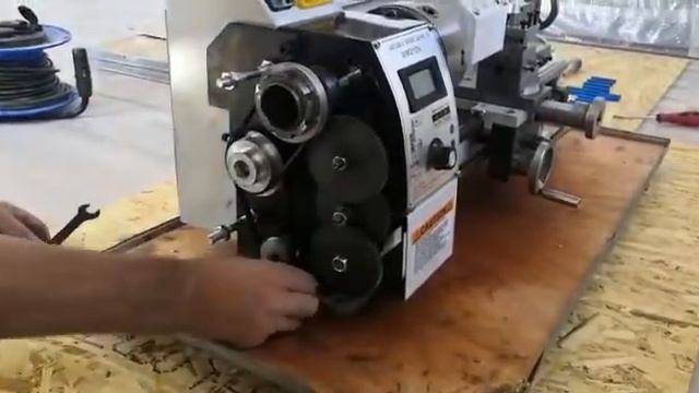 Клиент проверяет токарный станок WM210v-400 смотреть онлайн