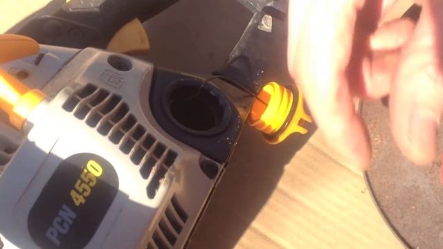 How to refuel a Chainsaw - Demo on a Ryobi Chainsaw смотреть онлайн