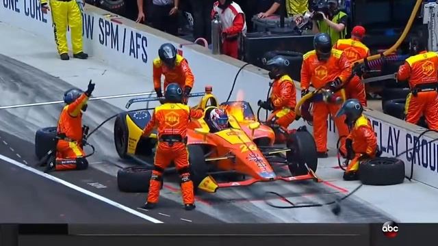 Боллид загорелся во время пит-стопа смотреть онлайн