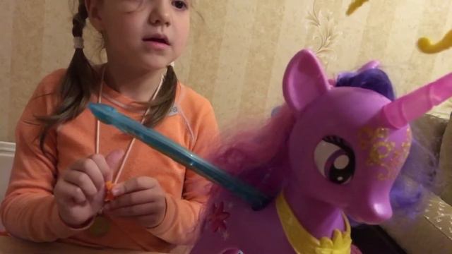 ВОЛШЕБНАЯ ИСКОРКА! СВЕТИТСЯ! РАЗГОВАРИВАЕТ! ПОЁТ! Причёска у Искорки! смотреть онлайн