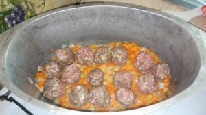 классный и вкусный ужин, тушённый картофель с фрикадельками..
