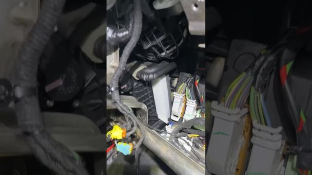 Замена салонного фильтра Ford Escape смотреть онлайн