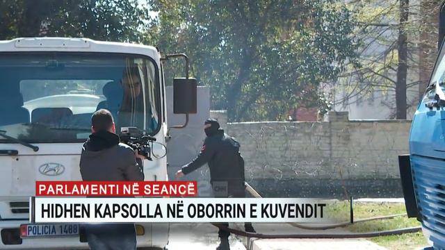 Hidhen kapsolla dhe gurë në oborrin e Parlamentit смотреть онлайн