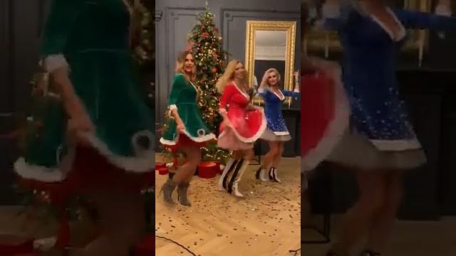 Новогоднее поздравление снегурочек смотреть онлайн