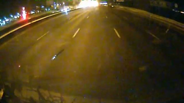 Придурок решил покататься по встречке по МКАДу смотреть онлайн