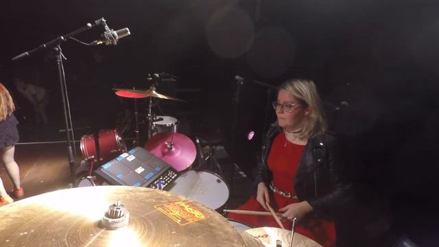 LADIES BALLBREAKER BONUS - DrumCam Highway To Hell feat Antoine De Caunes смотреть онлайн