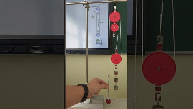 Система из двух неподвижных и одного подвижного блоков. Выигрываем в силе в три раза смотреть онлайн