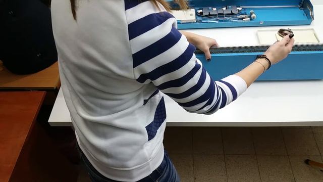 BROTHER KH588. Как прикрепить струбцины к вязальной машине. How to add clamps. смотреть онлайн