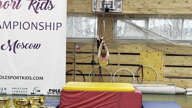 Выступление на соревнованиях по воздушной гимнастике смотреть онлайн