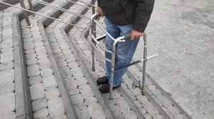 Ходунки с функцией перемещения по ступеням лестниц с дополнительной  ступенькой.