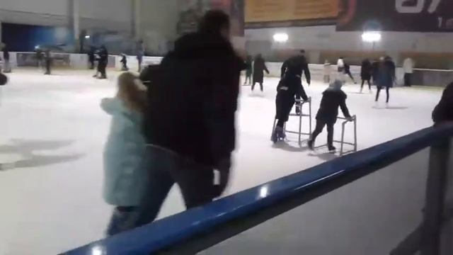 Я на катке в синей куртке и в шарфе белом смотреть онлайн