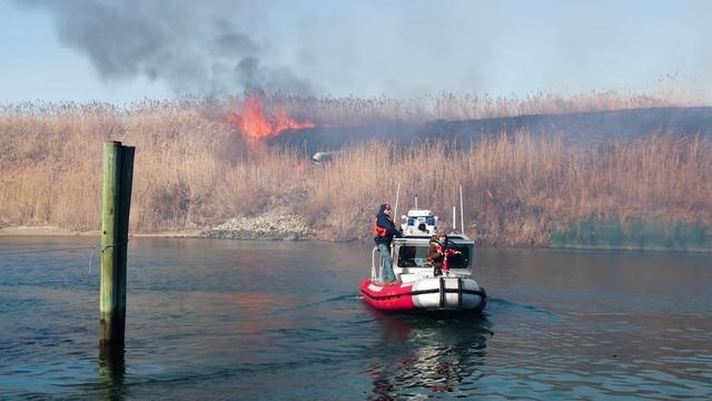 LARGE BRUSH FIRE on ISLAND Manasquan Inlet Point Pleasant Beach, New Jersey 1/26/22 смотреть онлайн