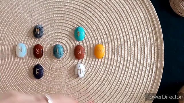 Что думает о тебе загаданный человек? ❤️? РУНЫ ответят. смотреть онлайн