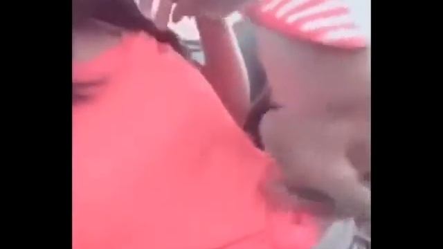 Шустрая макака. Обезьяна подкатывает к девушке. У тебя никогда так же не получится ) 18+ смотреть онлайн