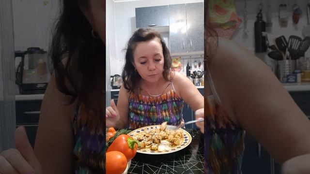 МУКБАНГ/ МИДИИ С РАКУШКАМИ В ТОМАТНОМ СОУСЕ ПОД СЫРОМ смотреть онлайн