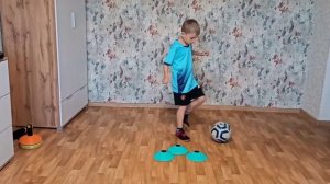 Упражнения дома с мячом для юных футболистов / занятия футболом во время карантина