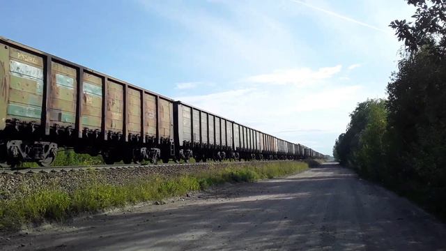 2ТЭ10У-К-0243 с грузовым поездом прибывает на ст.Микунь. смотреть онлайн