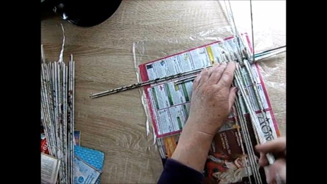 Плетение по новому. Шкатулочка из газетных трубочек. смотреть онлайн