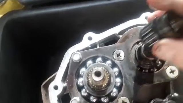 первая часть . разбираю кпп м-2141 от Алексея .