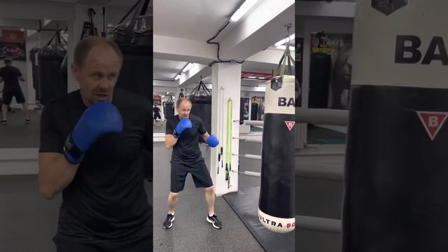 Импульс для джеба (левого прямого) я беру с правой ноги. смотреть онлайн