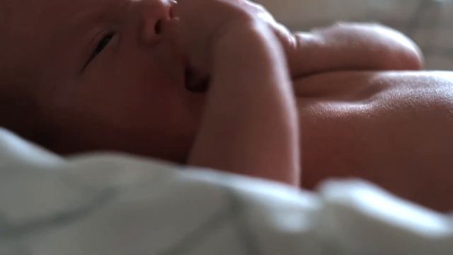 НОВОРОЖДЕННЫЙ МАЛЫШ 1 МЕСЯЦ. Красивое видео мама и малыш / ALISON FILMS смотреть онлайн