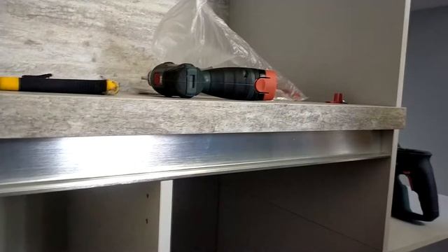 МЕБЕЛЬ СВОИМИ РУКАМИ/современная кухня ,белый верх,серый низ.