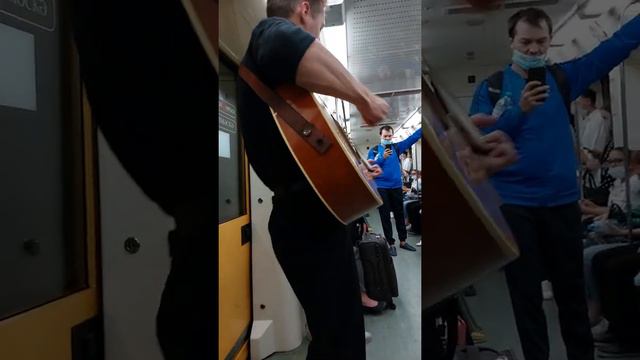 Шокировали всех в метро со своим живым музыкой гитары и скрипки смотреть онлайн