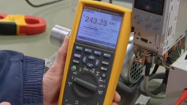 Узнайте, какой цифровой мультиметр Fluke лучше всего подходит для работы в промышленных условиях. смотреть онлайн