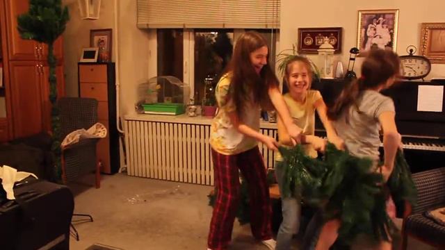 The Furmanov sisters' trio - decorating Christmas tree смотреть онлайн
