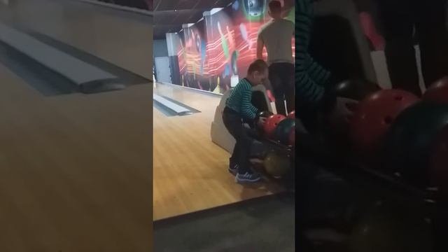 Мой первый поход в боулинг в городе Ростов. смотреть онлайн