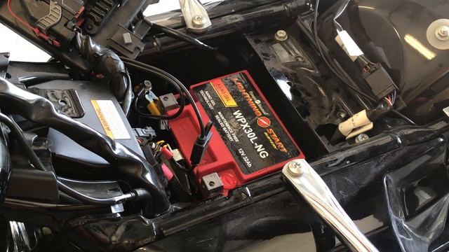 Harley Davidson Road King battery install смотреть онлайн