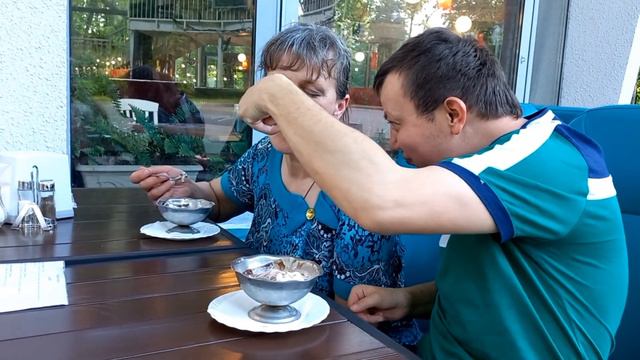 Харьков,8 июня,Сан Саныч угощает мороженым.🍨🍨🍨 смотреть онлайн