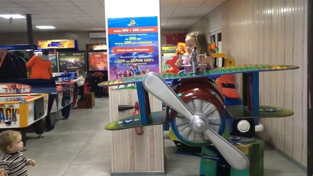 Новогодние украшения в парке Горького , вечерняя прогулка Анечки и Иордана ? смотреть онлайн